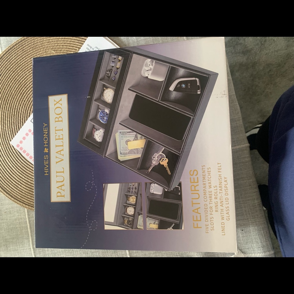 Paul valet box with three watch compartment. Ring holder. See pictures